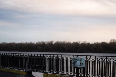 Dinyeper Nehri'nin bulutlu gökyüzü ile arka plan görünümü