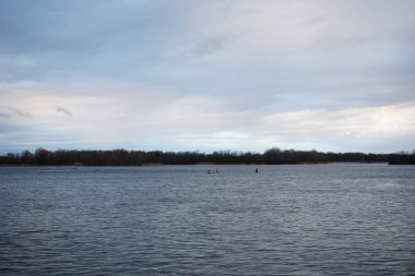 Dinyeper Nehri'nin bulutlu gökyüzü ile arka plan görünümü