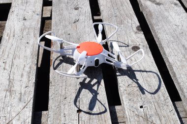 Beyaz ahşap arka plan üzerinde robot. Aero fotoğraf çekim teknolojisi.