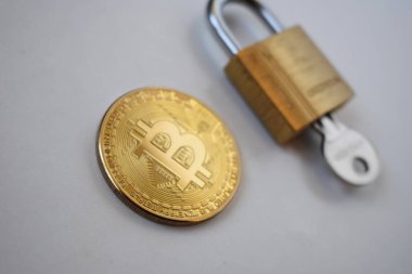 Bitcoin güvenlik konsepti. Asma kilitli altın sikke.