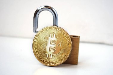 Bitcoin güvenlik konsepti. Asma kilitli altın sikke.