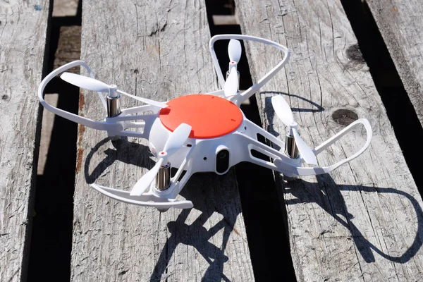 Drone sobre fondo de madera —  Fotos de Stock