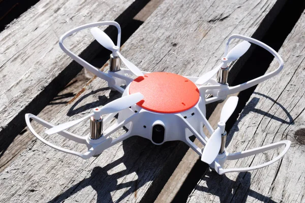 Drone blanco sobre fondo de madera —  Fotos de Stock