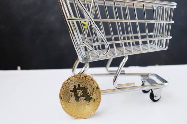 Alışveriş sepeti ve bitcoin. Cryptocurrency Pazar kavramı.