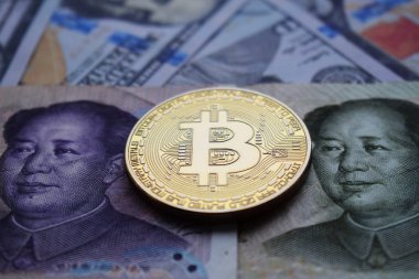 Bitcoin altın sikke üzerinde Çin Yuan ve ABD Doları.