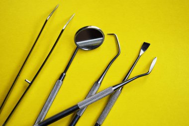 Sarı bir arka plan üzerinde diş tedavisi için Araçlar
