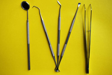 Sarı bir arka plan üzerinde diş tedavisi için Araçlar