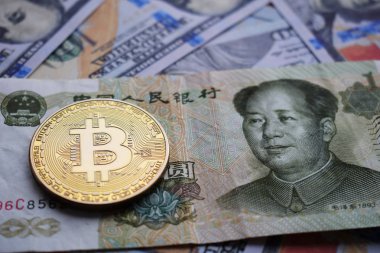 Bitcoin altın sikke üzerinde Çin Yuan ve ABD Doları.