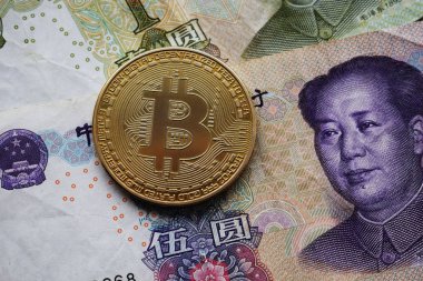 Altın Bitcoin sikke Çin Yuan banknot üzerinde.