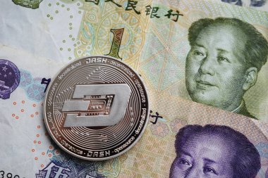 Gümüş Dash sikke Çin Yuan banknot üzerinde.