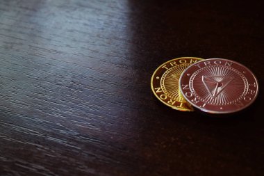 Ahşap arka planda Tron sikke. Dijital para.