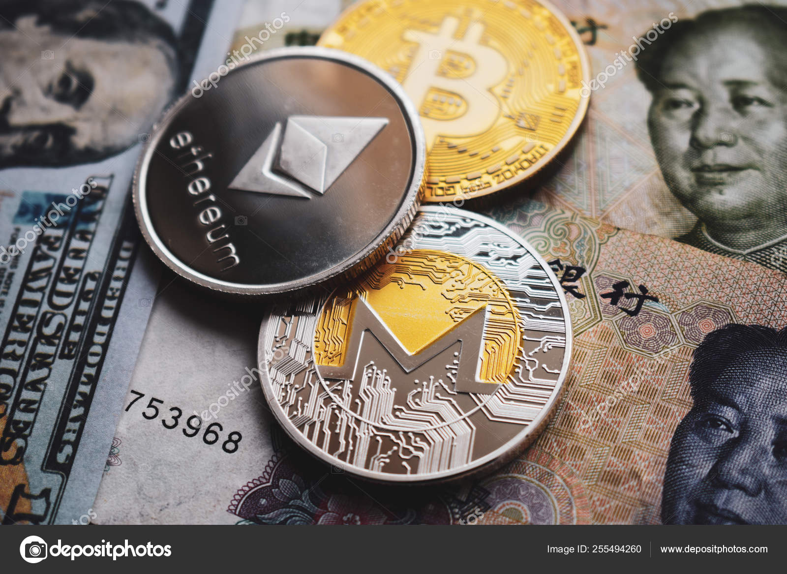 ビットコイン イーサリアム Monero 硬貨 中国元 米ドル紙幣 ストックエディトリアル用写真 C Denys999 255494260