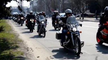 Ukrayna, Kremenchug-Nisan, 2019: Motosiklet sezonu açılışı. Motosikletçi konvoy yol üzerinden geçiş.