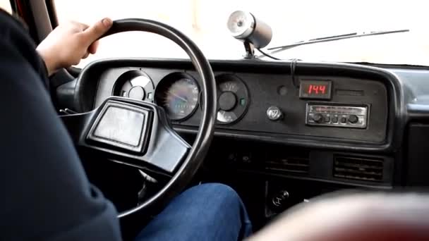 Człowiek Jeździ Starym Samochodem Mężczyzna Ręka Kierownicy — Wideo stockowe