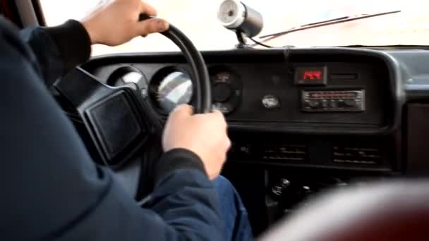 男は古い車を運転します ステアリングホイールのオスハンド — ストック動画