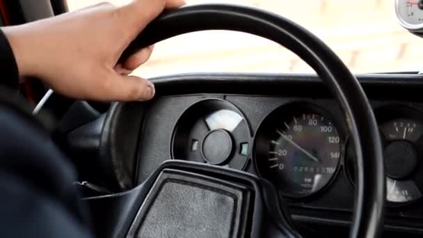 Hombre Conduce Auto Viejo Mano Masculina Volante — Vídeo de stock