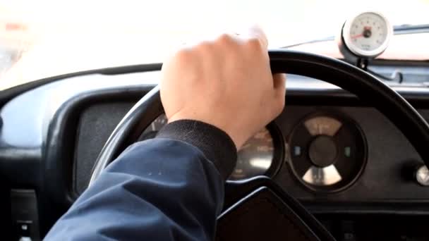 Homem Conduz Carro Velho Mão Masculina Volante — Vídeo de Stock