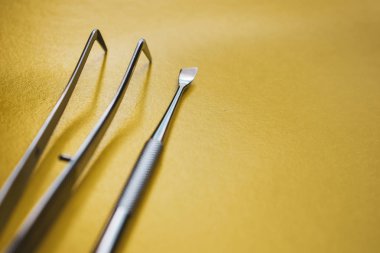 Sarı arka planda yakın çekim diş aletleri. Oral hastalıkların önlenmesi.