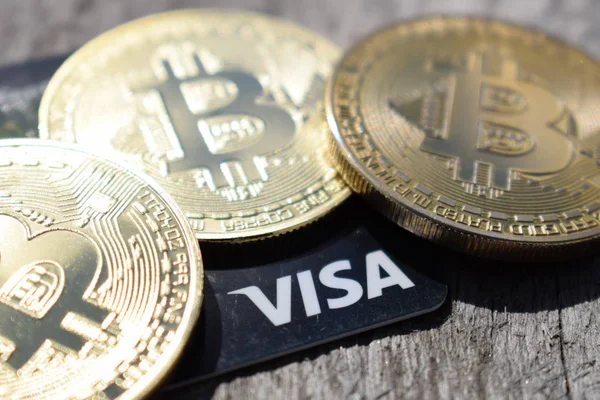 Ukrajna, Kremenchug-március, 2019 Golden bitcoins és Visa kártya Jogdíjmentes Stock Fotók