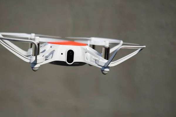 Drone quadricottero in volo con fotocamera digitale . — Foto Stock