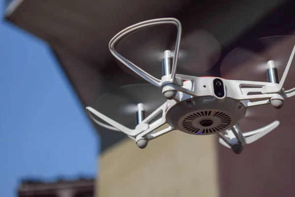 Drone quadricottero in volo con fotocamera digitale . — Foto Stock