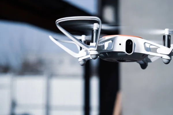 Quadcopter drone en vuelo con cámara digital . —  Fotos de Stock