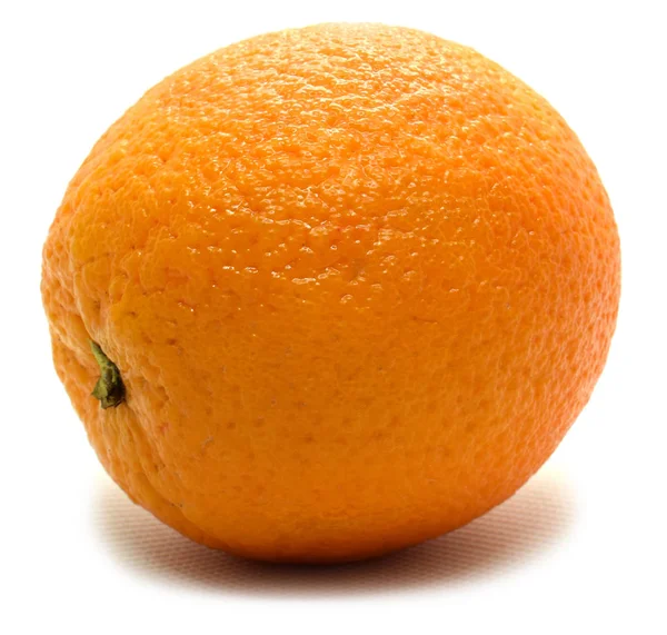 Свіжий жовтий апельсин ізольований на білому тлі . — стокове фото