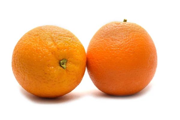 Frische gelbe Orangen isoliert auf weißem Hintergrund. — Stockfoto