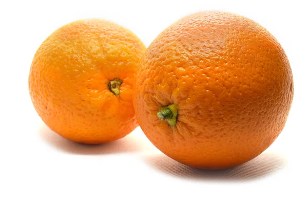 Friske gule appelsiner isoleret på hvid baggrund . - Stock-foto