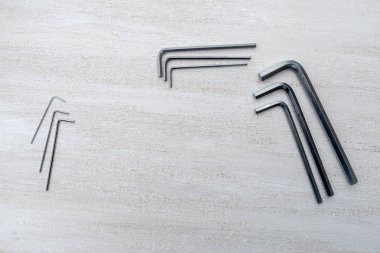 Beyaz arka planda Gümüş Hex tuşları.