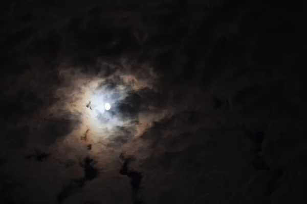 Nocne niebo, księżyc ukrywający się za chmurami — Zdjęcie stockowe