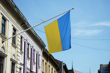 Ukrayna, Lviv - Mayıs, 2019 Lviv bina duvarında kutup üzerinde Ukrayna Bayrağı