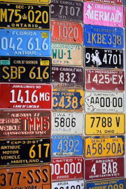 Ukrayna, Lviv - Mayıs 2019: Retro garajda araç plakaları.