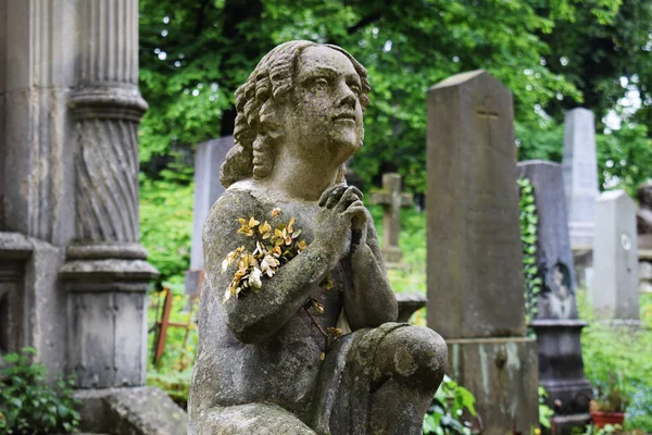Szene auf einem Friedhof: Statue eines knienden, betenden Mädchens — Stockfoto