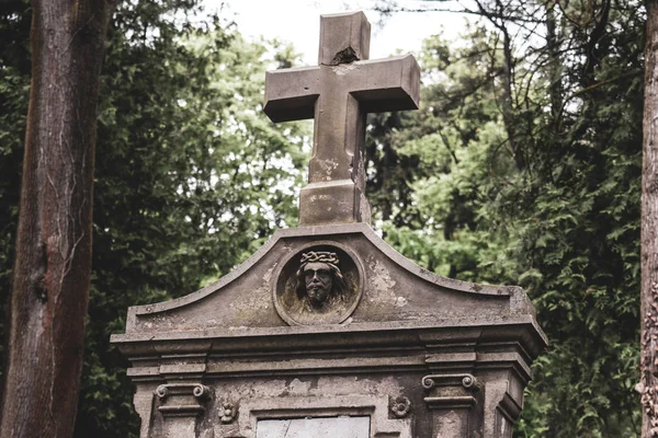 Grabgewölbe auf dem Friedhof, ein großes Steinkreuz, das Jesusbild auf der Grabkammer — Stockfoto