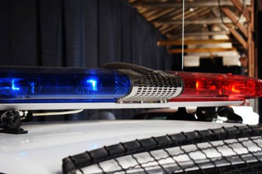 Devriye özel birlik arabakırmızı ve mavi yanıp söner