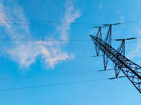 Elektrik enerjisinin yüksek gerilim iletim hatları. Destek, kablolar ve mavi gökyüzü — Stok fotoğraf