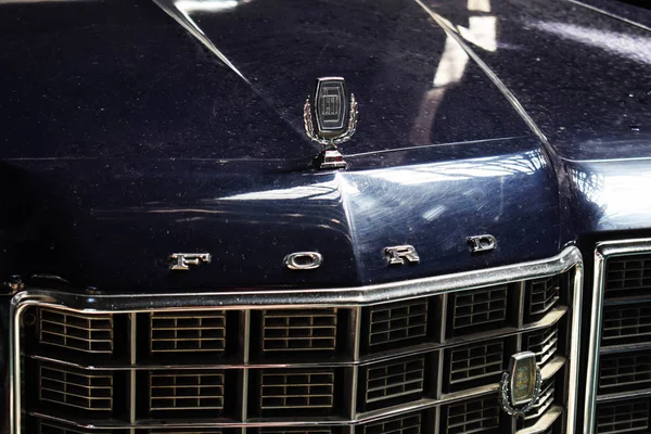 Ukraina, Lwów-maj, 2019: Ford symbol na przedniej pokrywce samochodu — Zdjęcie stockowe