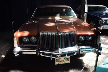 Ukrayna, Lviv - Mayıs, 2019 Müzede Eski araba Chrysler.