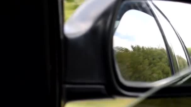 Lustro Samochodu Który Wyświetla Niebo Drogę Podróż Samochodzie — Wideo stockowe