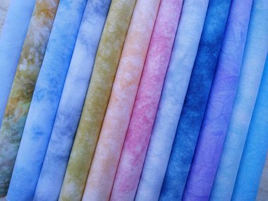 Renkli kumaşrulolar. Dikiş için boyalı kumaş. Kanaviçe kumaş
