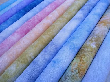 Renkli kumaşrulolar. Dikiş için boyalı kumaş. Kanaviçe kumaş