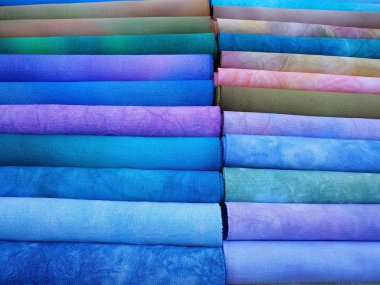 Renkli kumaşrulolar. Dikiş için boyalı kumaş. Kanaviçe kumaş