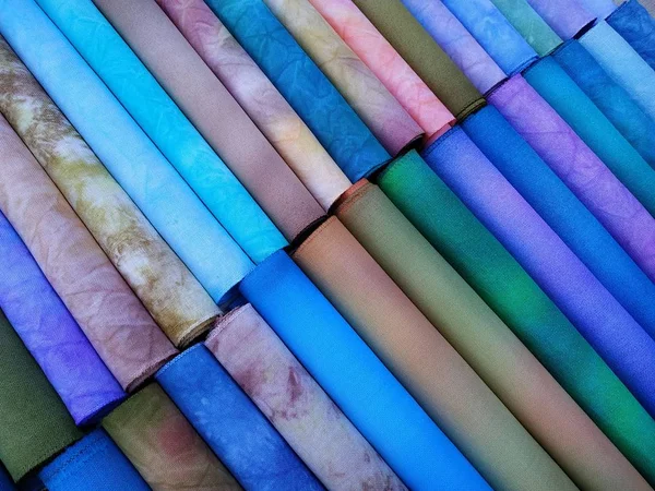 Renkli kumaşrulolar. Dikiş için boyalı kumaş. Kanaviçe kumaş — Stok fotoğraf
