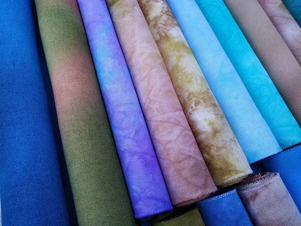 Rolos de tecidos coloridos. Tecido tingido para costura. Tecido de ponto de cruz — Fotografia de Stock