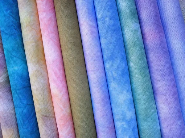 Renkli kumaşrulolar. Dikiş için boyalı kumaş. Kanaviçe kumaş — Stok fotoğraf