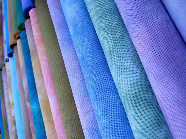 Rolos de tecidos coloridos. Tecido tingido para costura. Tecido de ponto de cruz — Fotografia de Stock
