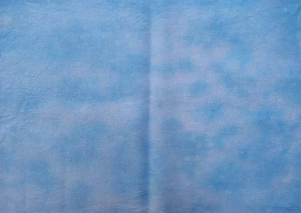 Hintergrund aus gefärbtem Stoff. schönen abstrakten Hintergrund. Himmel, Meer, blauer Hintergrund — Stockfoto