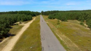 Bisikletçiler yol boyunca sürerler. Bisikletçi eğitimi