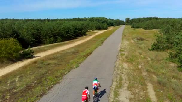 Cyklister Rider Längs Vägen Cyklistutbildning — Stockvideo